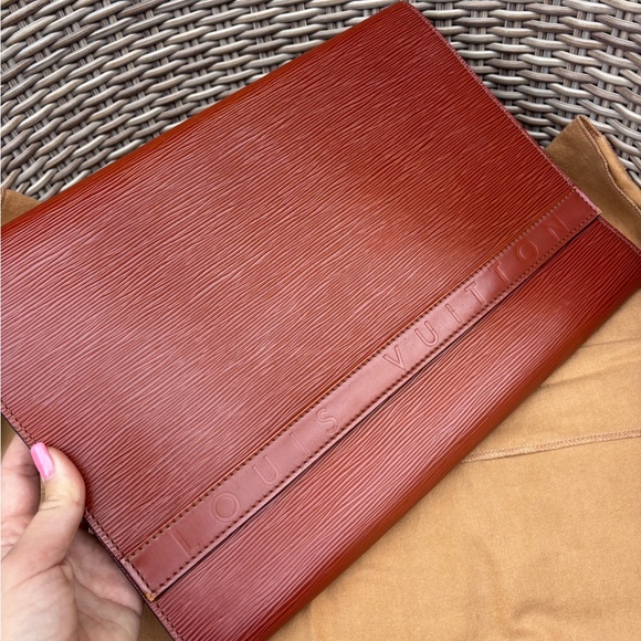 Authentic Louis Vuitton vintage 1990s unisex Brown Epi leather pochette amberop - Picture 3 of 16